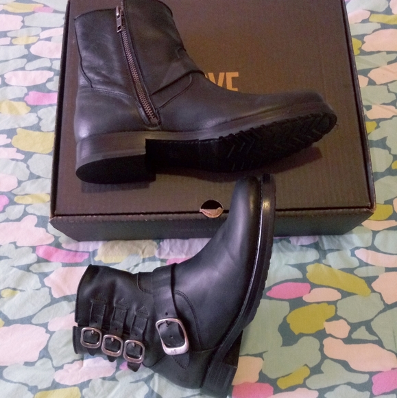 Frye Veronica Belted Short Boots - Picture 11 of 12